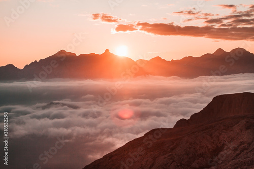 Sonnenaufgang und Nebel in den Dolomiten © Joerg Farys