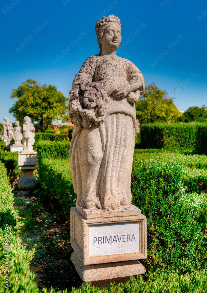 Obraz premium Statue du Printemps dans les jardins du palais épiscopal de Castelo Branco, Portugal