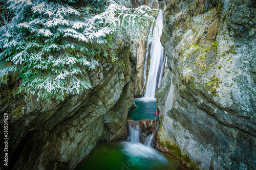 Wasserfall Tatzelwurm in den Alpen im Winter photo