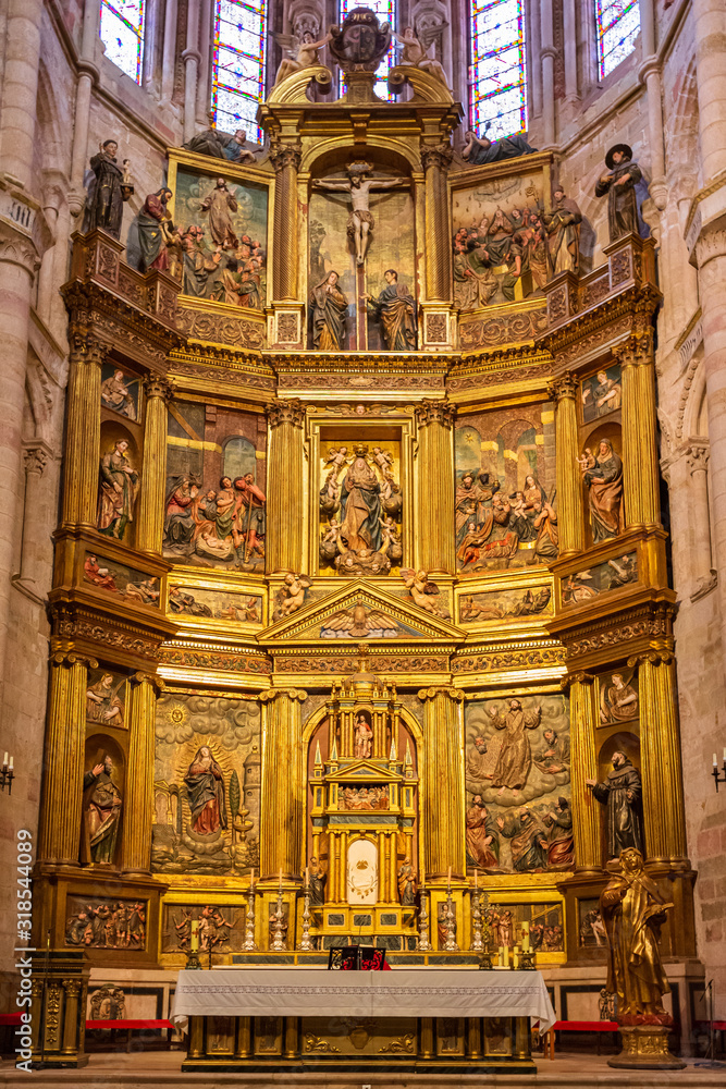 Obraz premium Full view of the altarpiece of the main altar of the Cathedral of Siguencia, early 17th century, Aragon, Spain