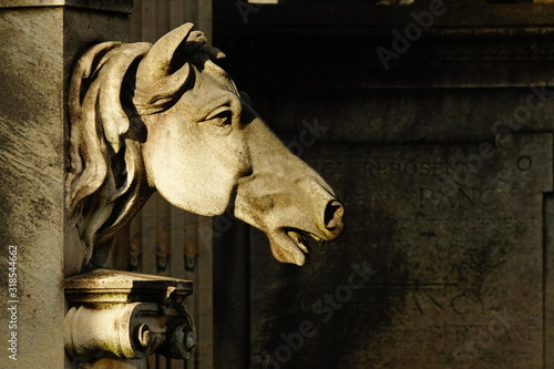 Tableau sur toile Esculura de un caballo en el cementerio de la Guillotière