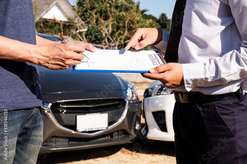 The car insurance agent is checking the accident spot. Of the customer, along with the form and customer signature for car claims And process the claim