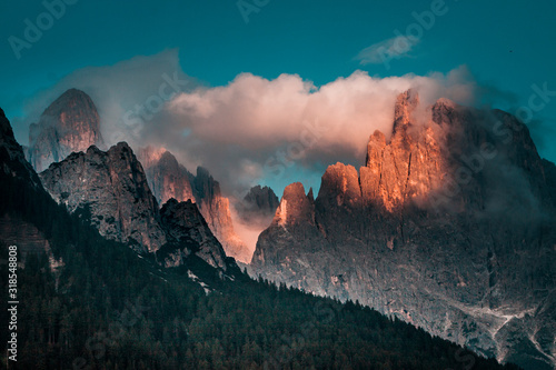 Dolomiten in Wolken