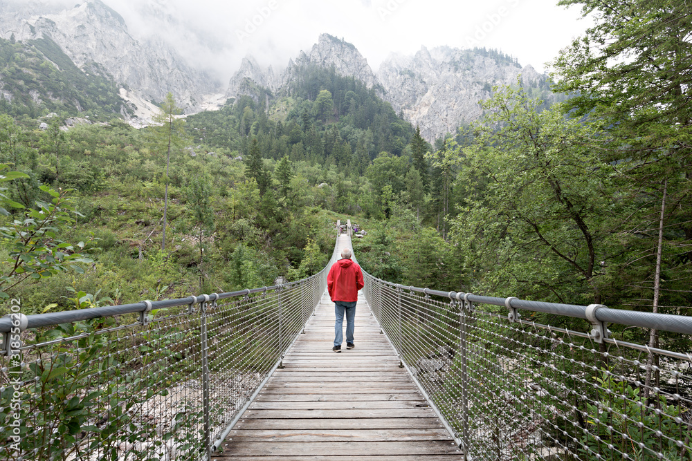 Naklejka premium Mann überquert Hängebrücke, Nähe Hintersee, Bayern