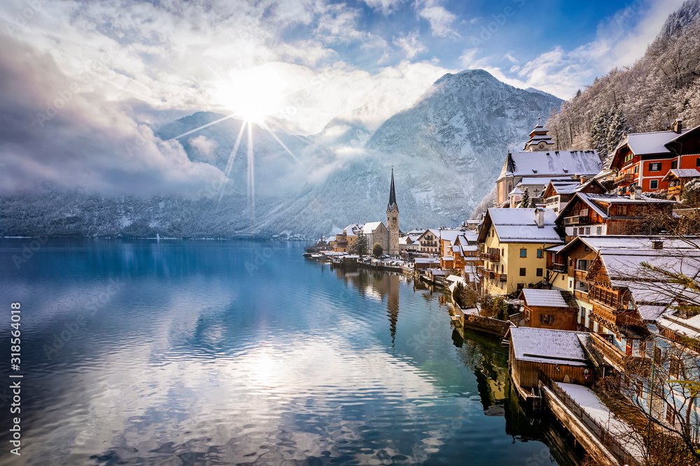 Das Dorf Hallstatt in den Österreichischen Alpen am Morgen mit Sonnenschein und frischem Schnee im Winter - obrazy, fototapety, plakaty 