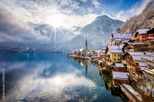 Das Dorf Hallstatt in den Österreichischen Alpen am Morgen mit Sonnenschein und frischem Schnee im Winter © moofushi