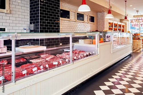 Foto Selection of raw fresh veal meat in the refrigerated display of a butcher shop