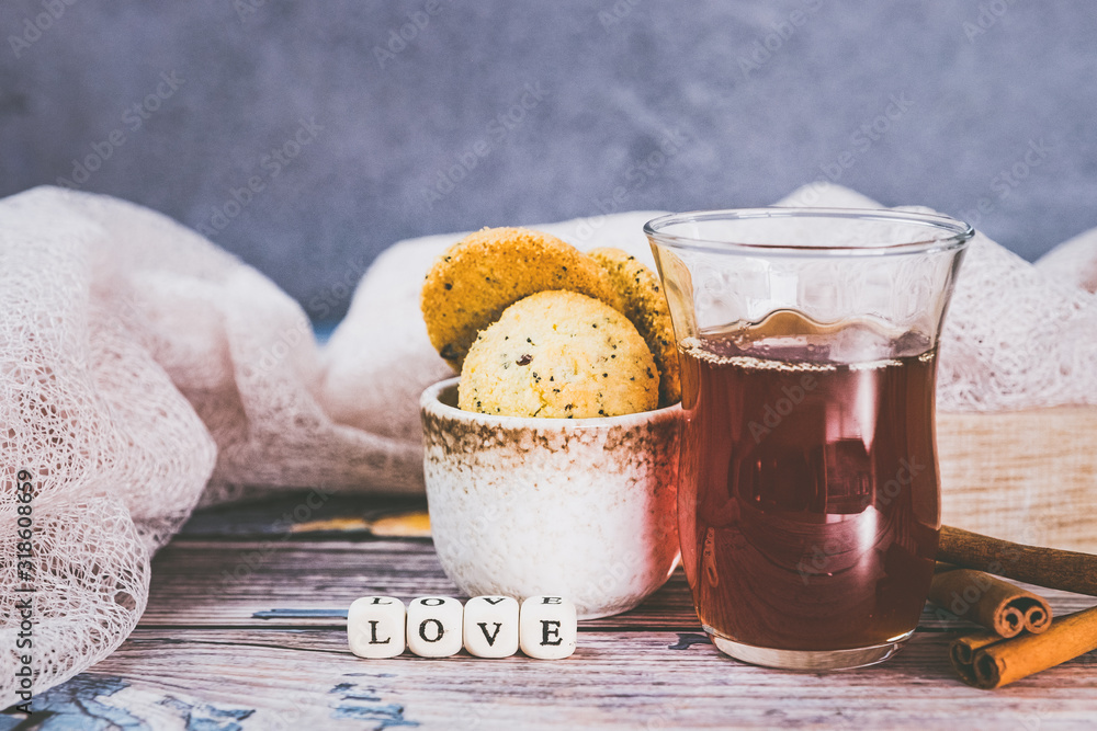 Biscuits à la cannelle thé et lettres en bois LOVE, symbole de l'amour