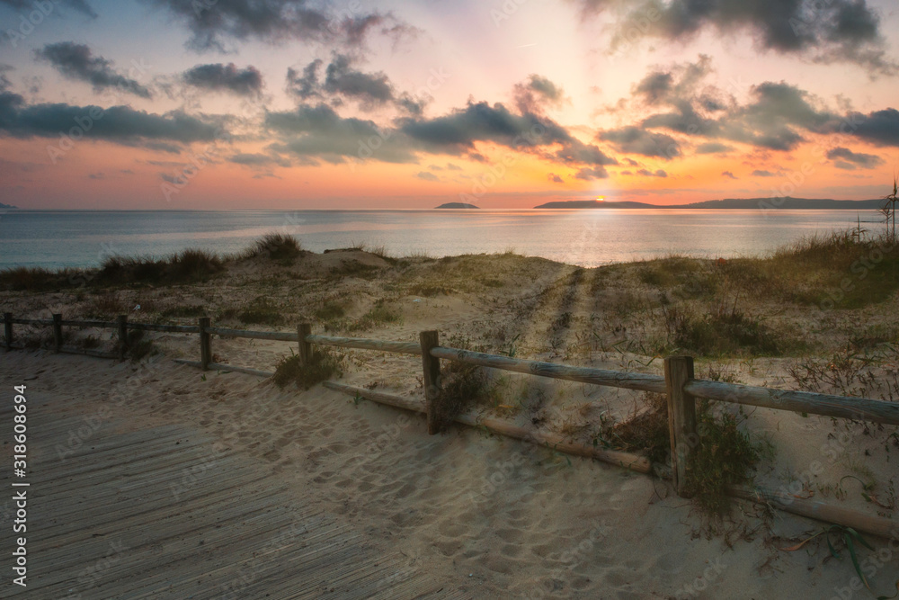 Fototapeta premium sun setting on the atlantic ocean