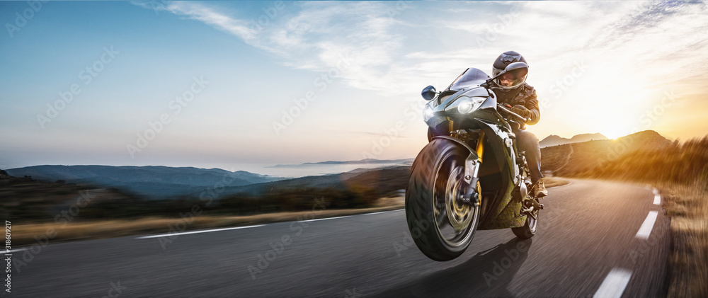 Fototapeta Szybki motocykl na nadmorskiej drodze. frajdę z samotnej jazdy motocyklem w słońcu - skopiuj miejsce na tekst