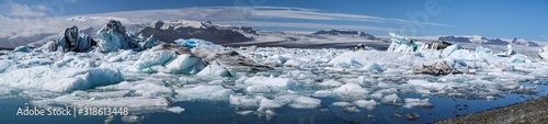 Panorama d'un glacier et icebergs en Islande