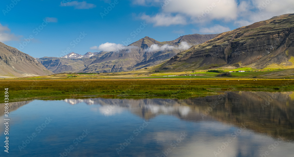 Reflets de montagnes sur un lac
