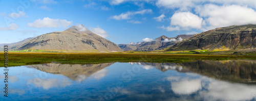Schilderij op canvas Reflet de montagnes sur un lac - Panoramique