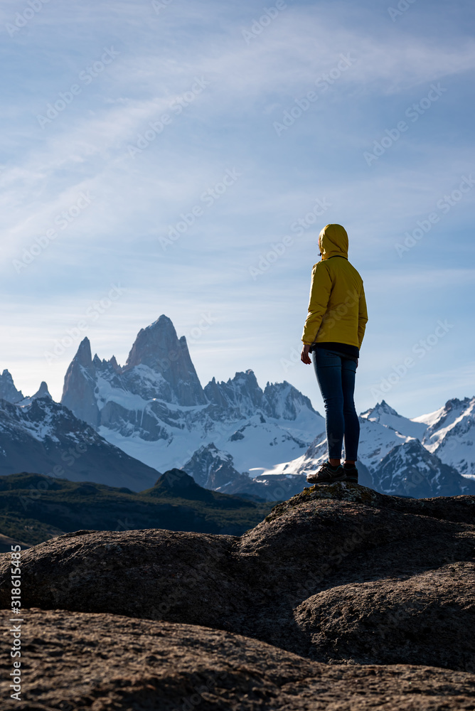 Obraz premium Alone hiker with yellow jacket admiring views over Mount Fitz Roy on the Andes. Patagonia, Argentina
