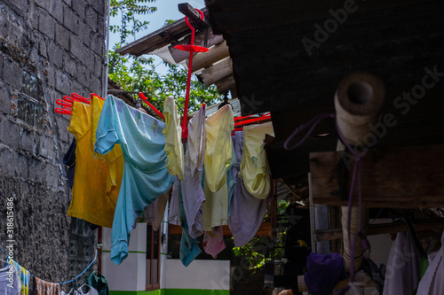 pakaian basah digantung di jemuran dengan terik panas matahari. photo