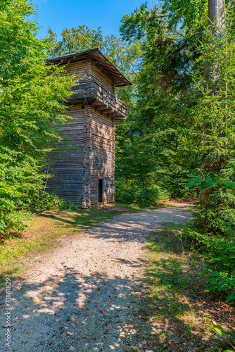 Hölzener Wachturm an einem Waldweg im Altmühltal.