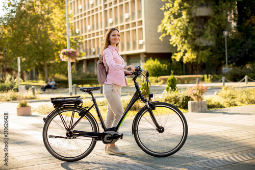 Photos Young woman with modern city electric e-bike clean sustainable urban transportat