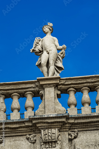 Palazzo Maffei with statue ...