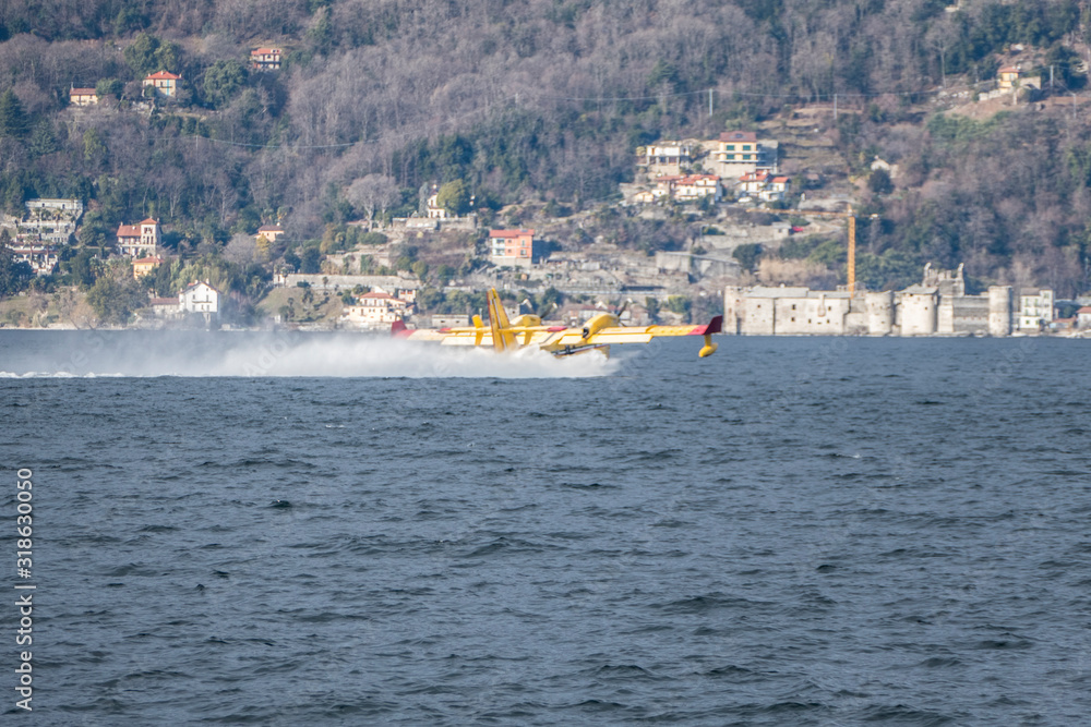 Canadair collects water from Lake Maggiore to put out a fire