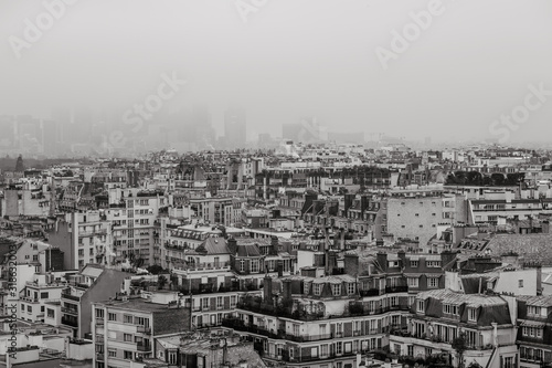 Vue aérienne de Paris et le quartier de la Défense dans le brouillard  © lorabarra