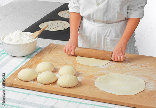 Preparazione delle piadine e pizza , ricetta italiana photo