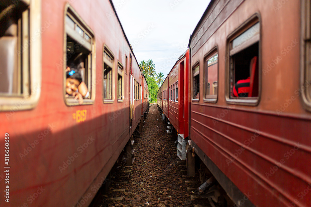 Obraz premium People communicate from the windows of various trains stopped at the station