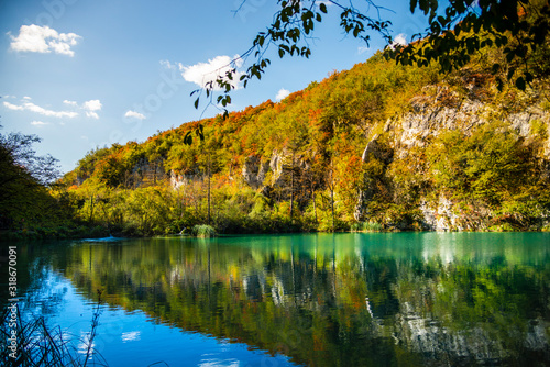 Fototapeta Naklejka Na Ścianę i Meble -  Autumn landscape in Plitvice Jezera Lakes