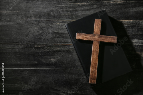 Φωτογραφία Christian cross and Bible on wooden background