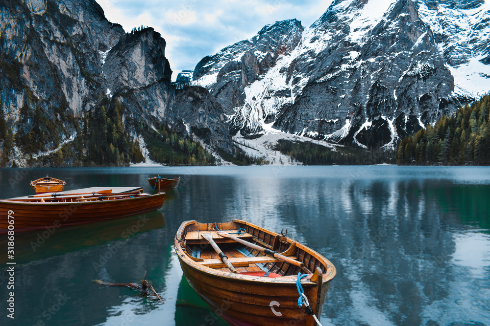 Barcas en el lago de Bries, Italia