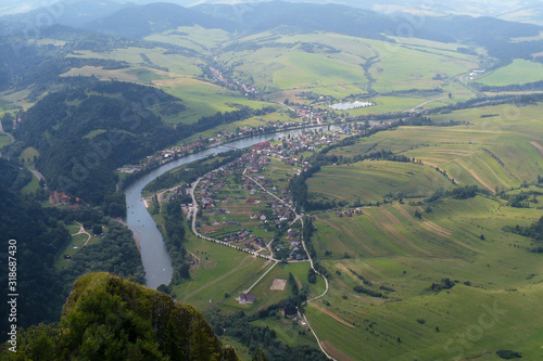 Widok ze szczytu Trzy Korony w Pieninach. Dunajec