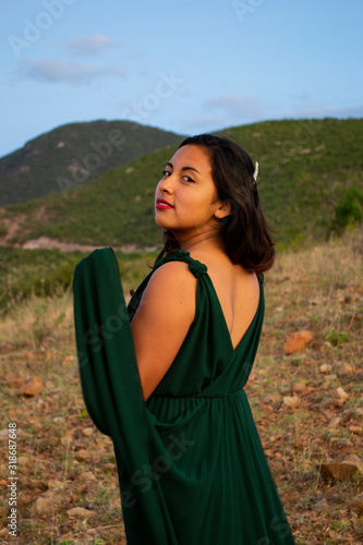 joven hermosa de vestido verde © Carlos