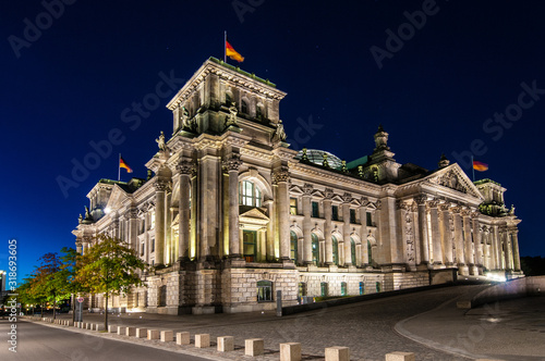 Berliner Reichstagsgebäude bei Nacht, Berlin Germany