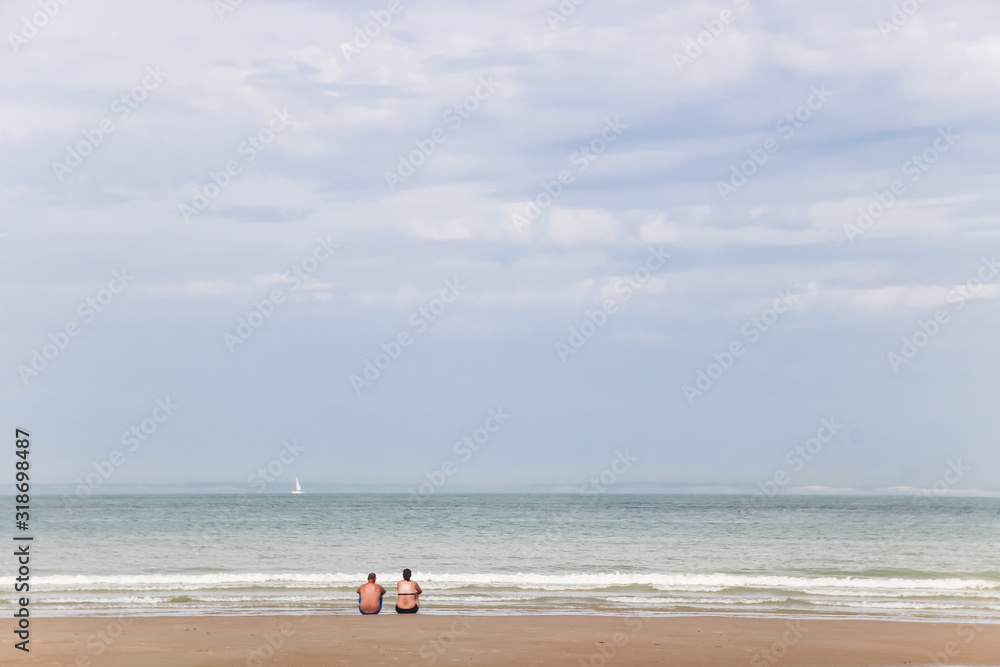 couple au bord de la mer