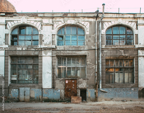 Obraz na płótnie Abandoned building with large windows in Kharkiv w salonie