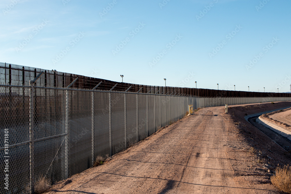 Fototapeta premium Fencing along the U.S. Mexican border in El Paso, Texas