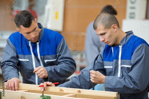 Tableau sur toile woodworking apprentice learning furniture procedure