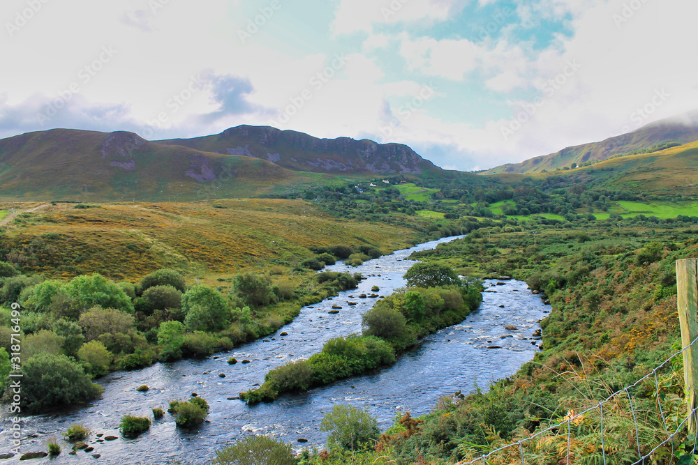 Obraz premium River through the mountains