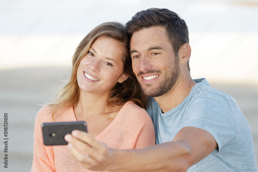 Obraz premium couple in love taking selfies outdoors