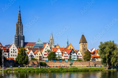 Panorama der Stadt Ulm mit Münster und Donauwiesen, Baden-Württemberg, Deutschland 