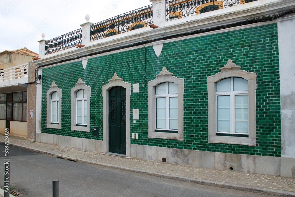 Stary dom przy drodze,cały obłożony ceramiką-Portugalia