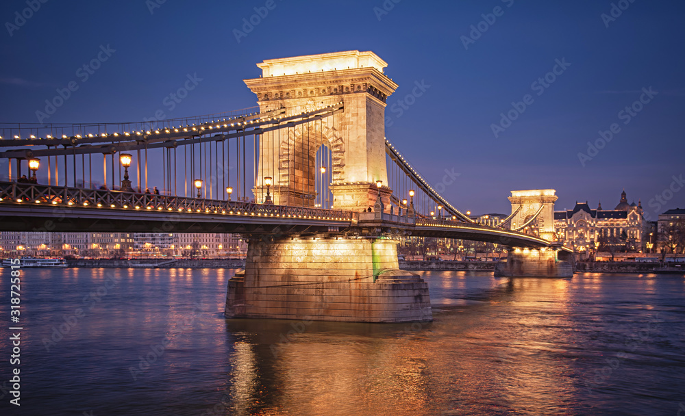Obraz premium Amazing Chain Bridge in sunset
