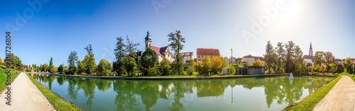 Panorama der Stadt Ehingen mit Stadtgarten, Deutschland 