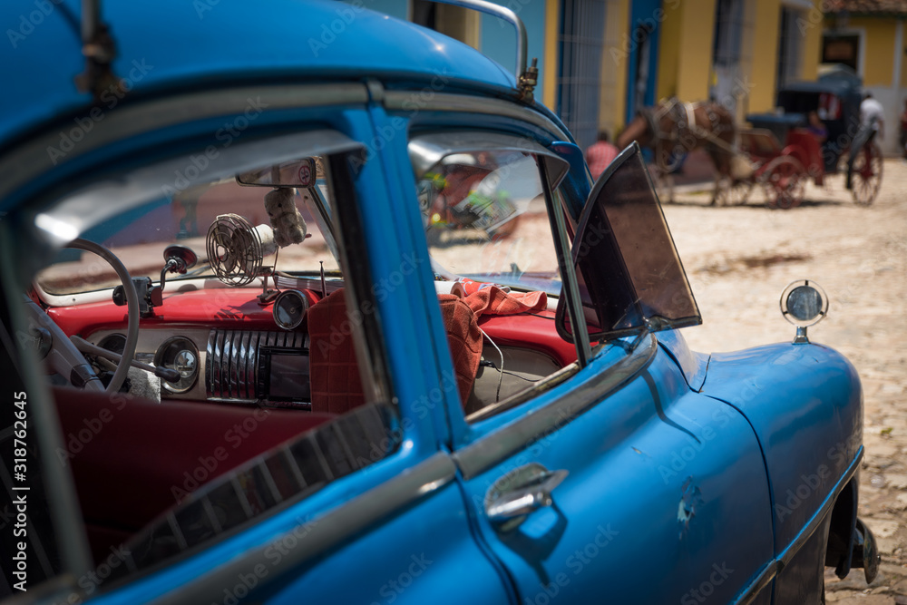 Coche clasico de color azul en las calles de Trinidad, Cuba.