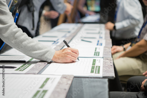 Fényképezés Attendees are registering before entering  the seminar room