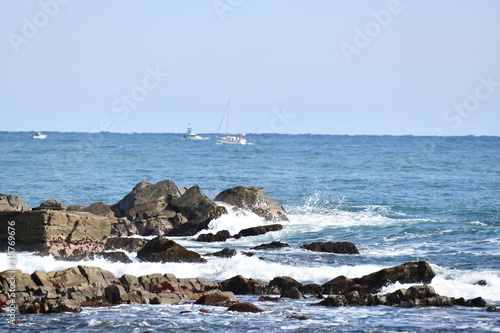 Foto 海と岩と漁船