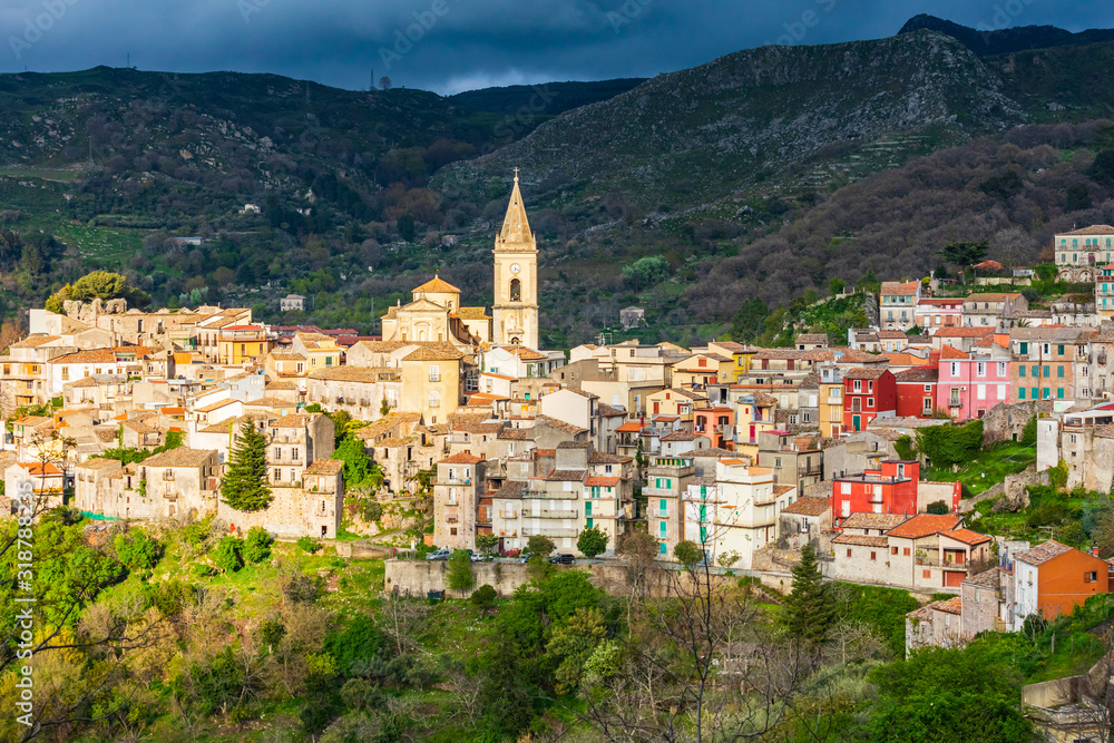 Italy, Sicily, Messina Province, Francavilla di Sicilia. The medieval hill town of Francavilla di Sicilia.