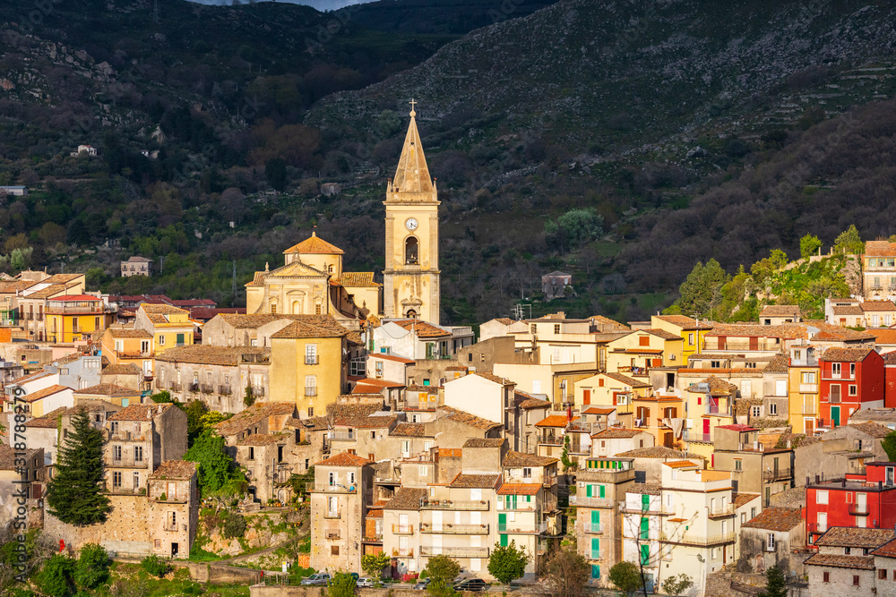 Italy, Sicily, Messina Province, Francavilla di Sicilia. The medieval hill town of Francavilla di Sicilia.