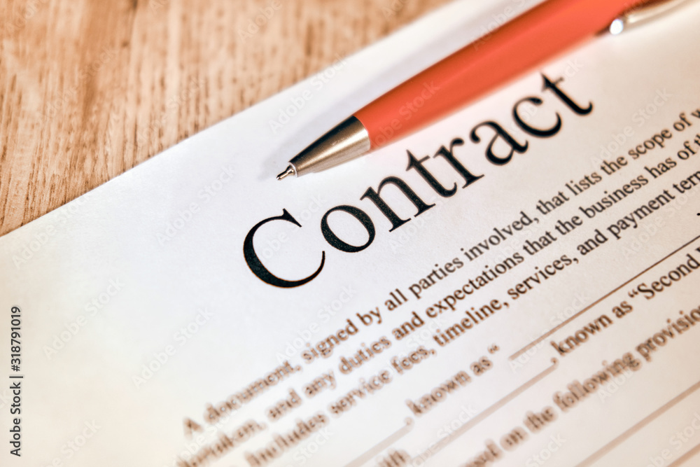 Obraz premium Contract sheet with a pen on a wight background