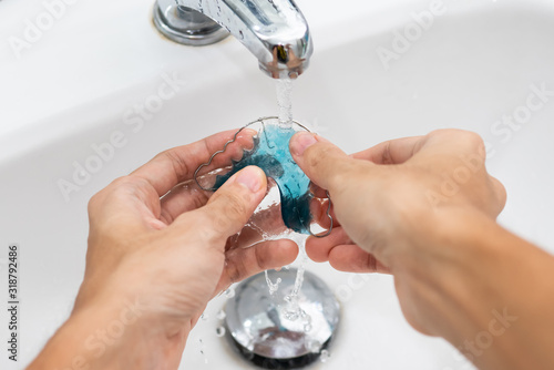 Washing retainer with clean water