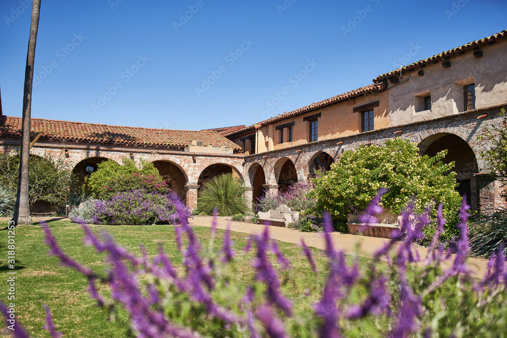 Obraz premium Court Yard in a Historic Spanish Mission Church in California
